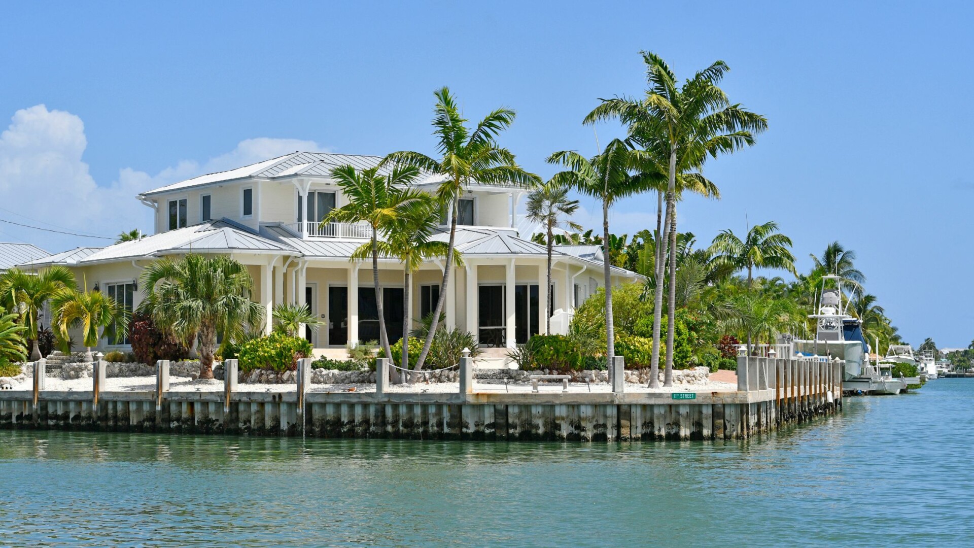 Why Do Many Retirees Settle Down in Florida?